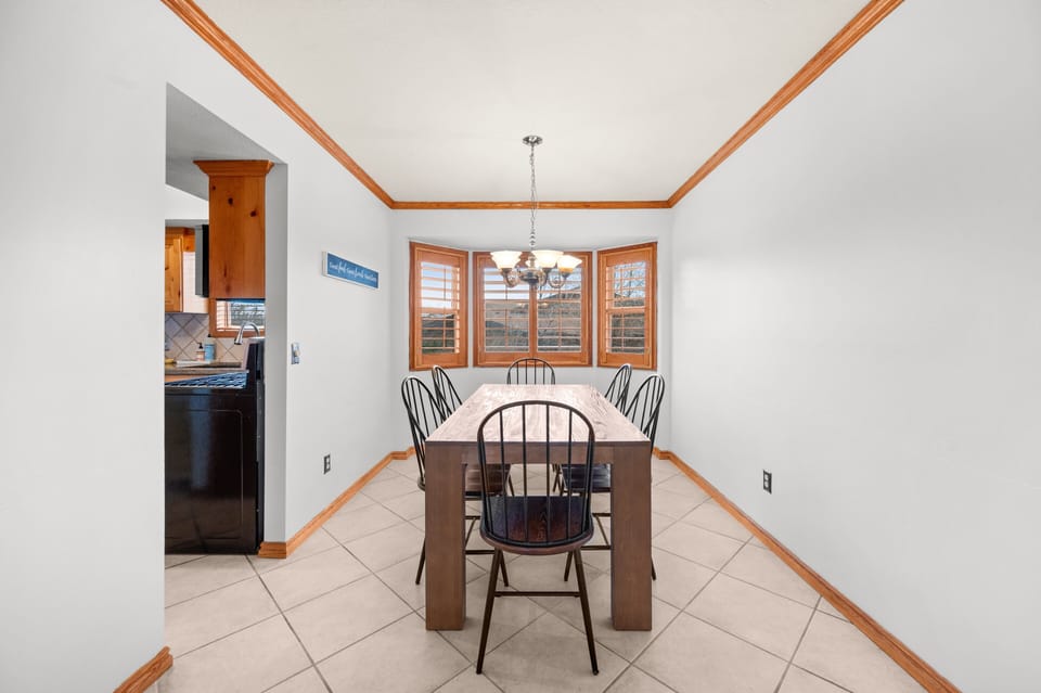 Dine together at the spacious kitchen table that seats 6 guests.