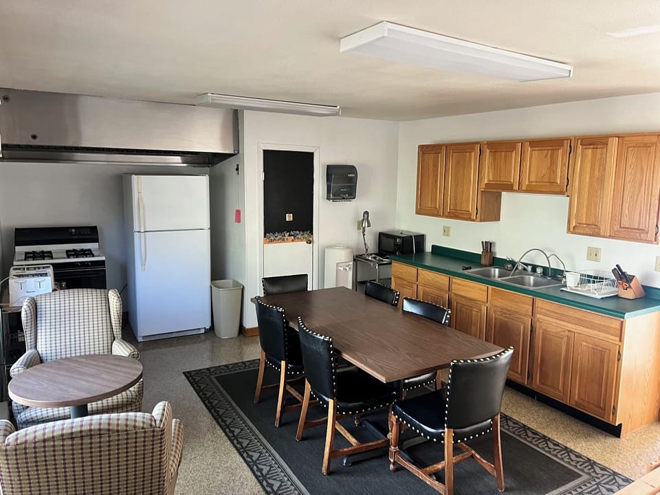 Full Kitchen, oven/stove, microwave, purified water, dinning table, utensils pro