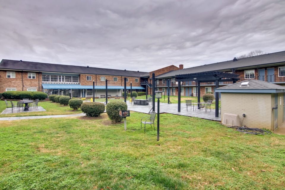 Independence Place of Charlotte | Community Amenities | Courtyard