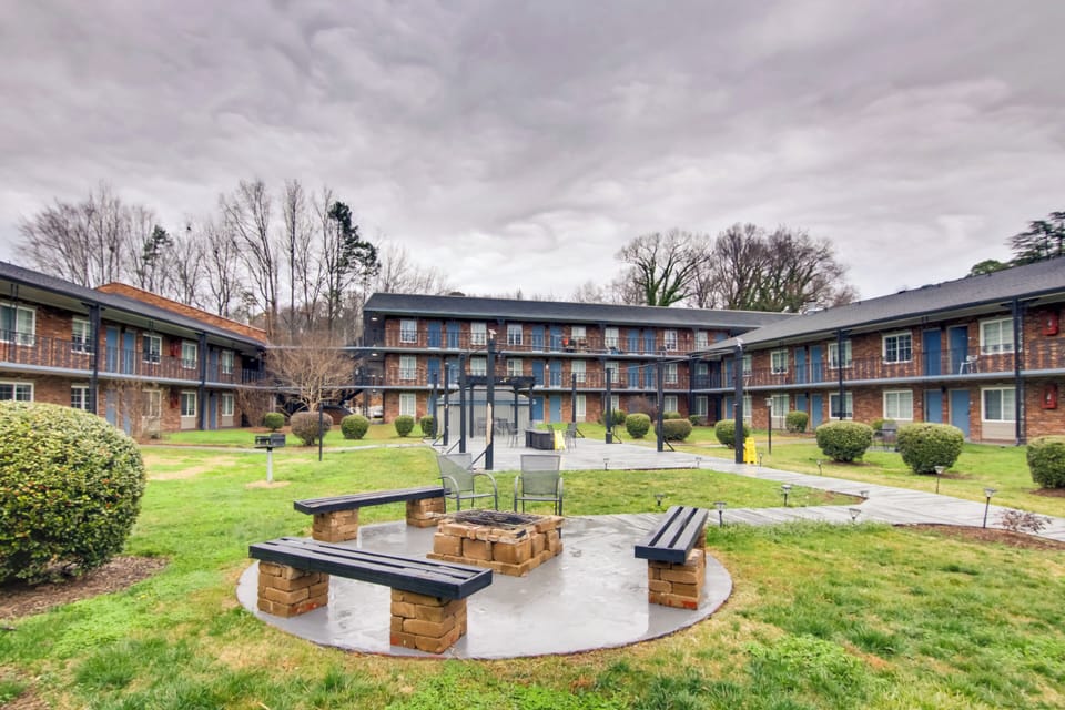 Fire Pit Area | 1 Mi to Park Expo & Conference Center