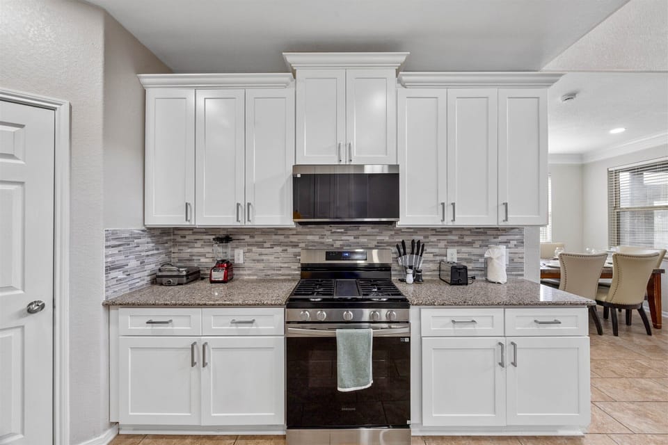 Fully equipped kitchen with high quality granite countertops.