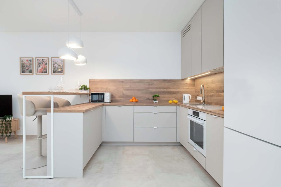The functional kitchen layout with generous counter space makes everyday cooking easy and ensures full comfort even during longer stays.
