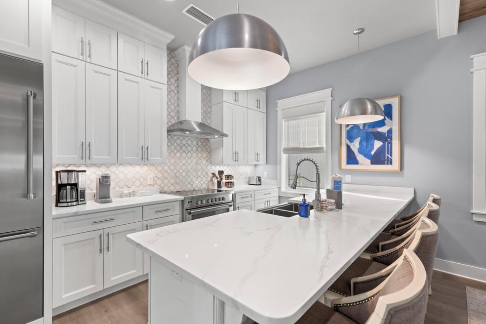 Kitchen with Breakfast Bar