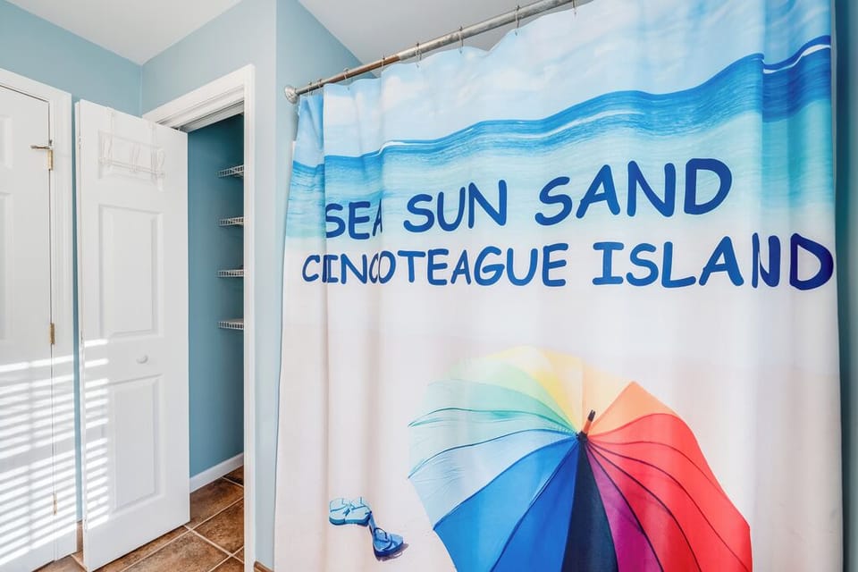 Tub/Shower Combo and fun beachy theme.