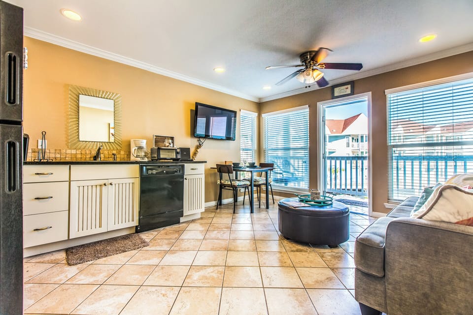 Living room/kitchen with day bed