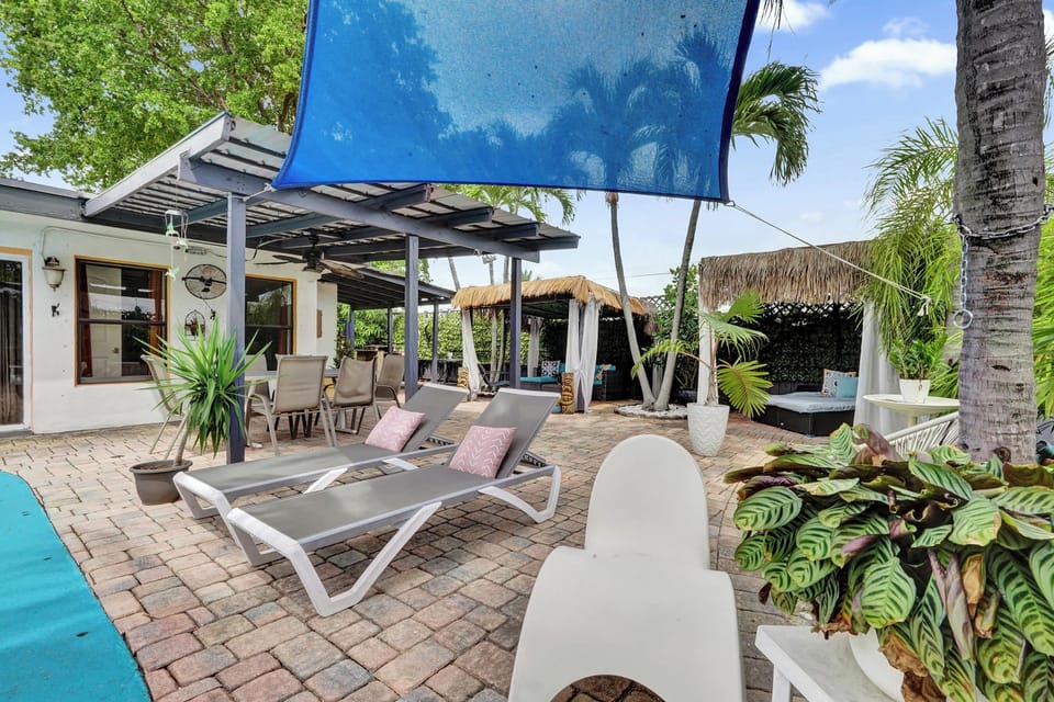Lounge in the sunshine or make a splash in the sparkling shared pool​​​