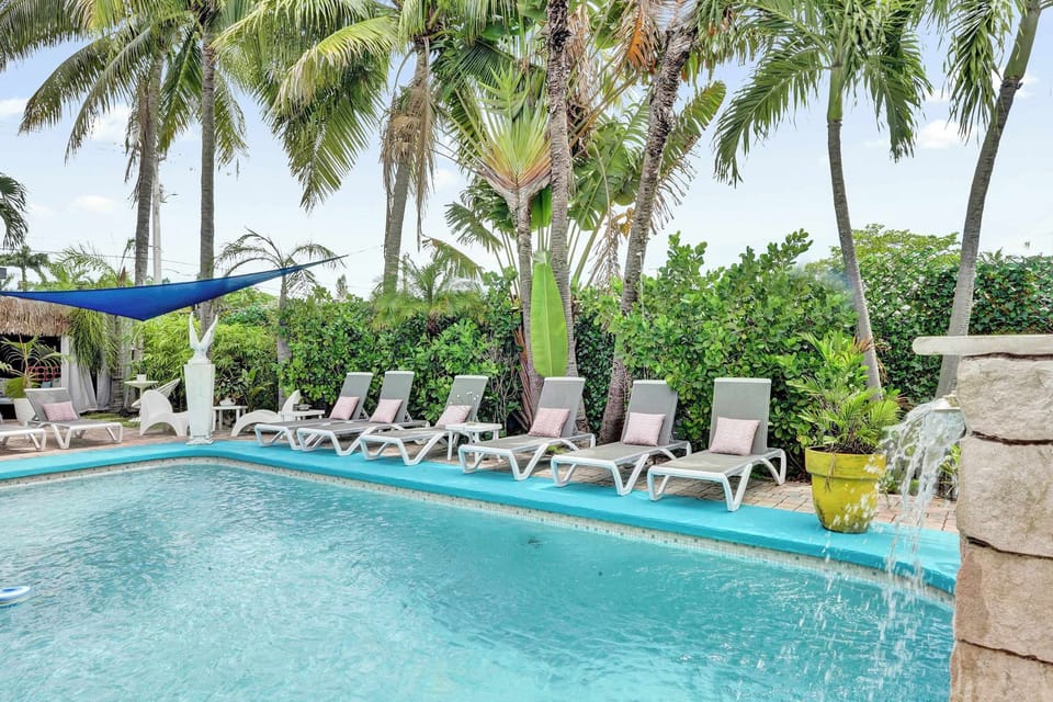 Lounge in the sunshine or make a splash in the sparkling shared pool​​​