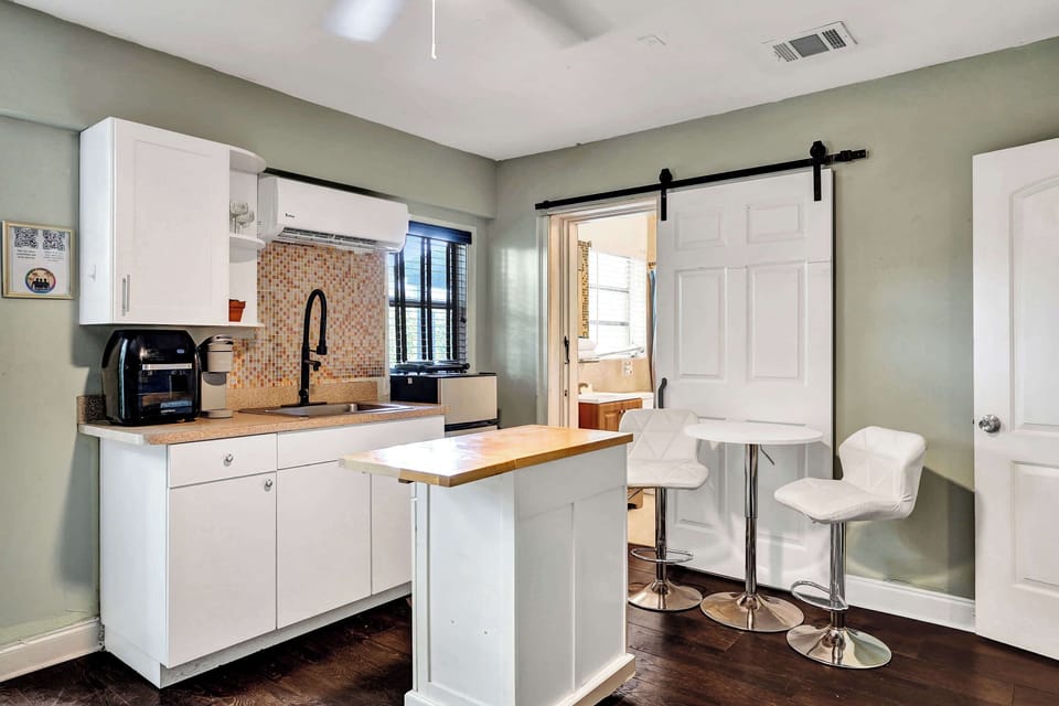 The kitchenette is well equipped for an unforgettable getaway​