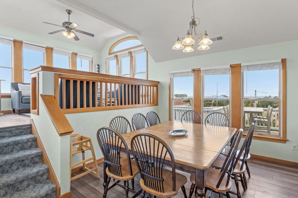 HIWA01: Sea Spray | Top Level Dining Area
