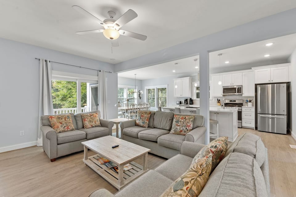 SH305: Wax Turtle | Mid Level Living Area