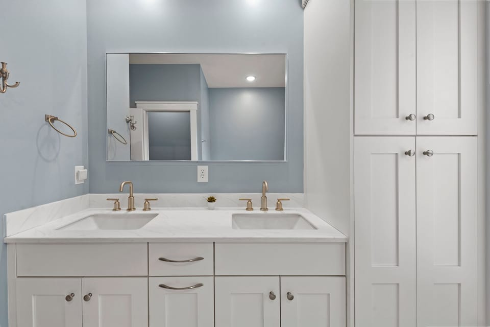 SH305: Wax Turtle | Mid Level Bedroom 1 En Suite Bath