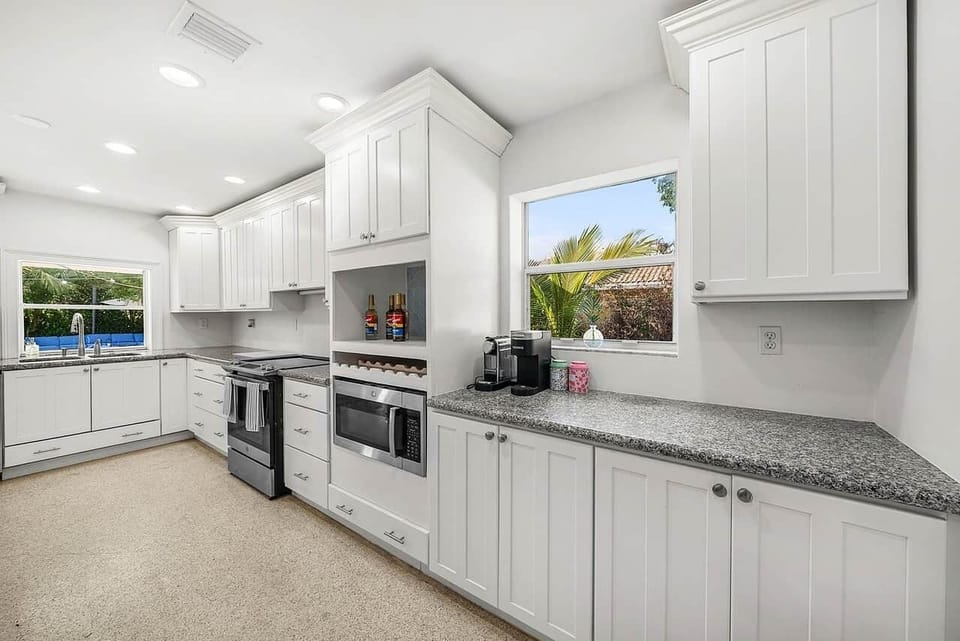 011 8045WestLakeDrive WestPalmBeach FL 33406 SMALL