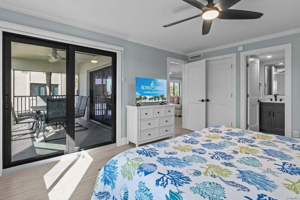 Primary bedroom just off lanai and living area