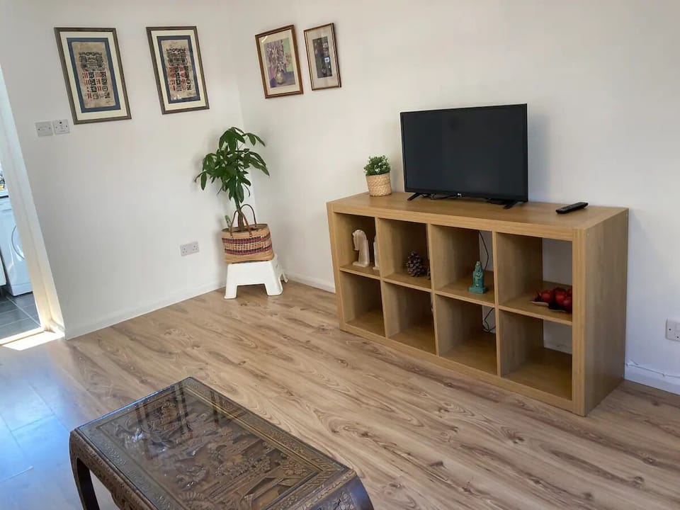 Clean, Comfy & Free Parking (3)