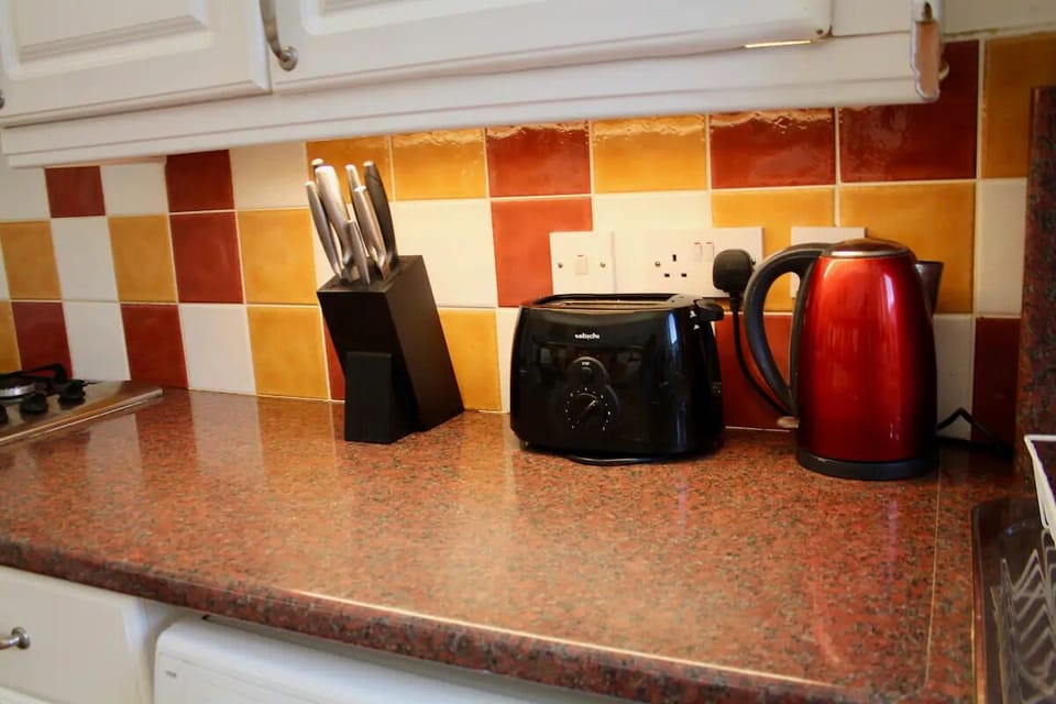 Amazing 2-Bed Home w Private Garden Free Parking (17)