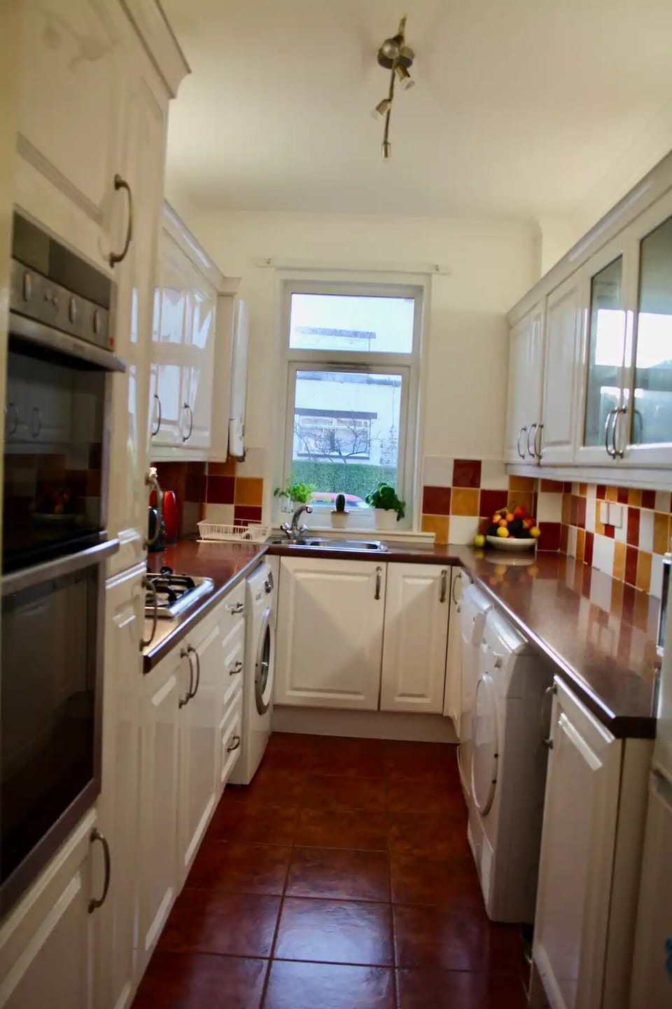 Amazing 2-Bed Home w Private Garden Free Parking (18)