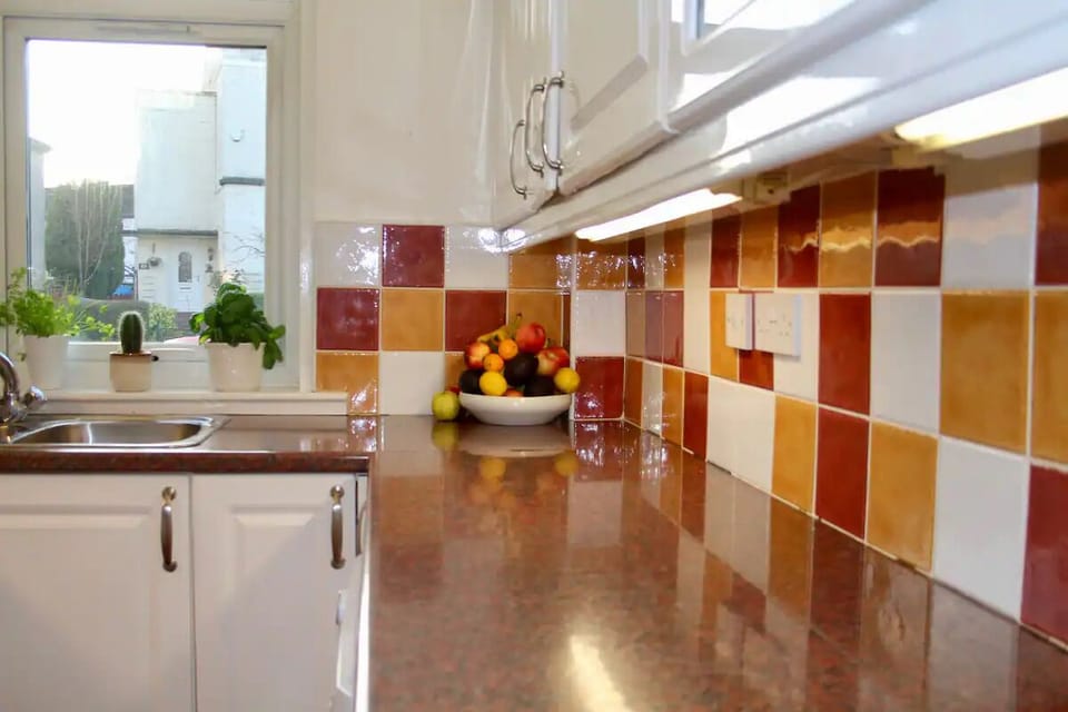 Amazing 2-Bed Home w Private Garden Free Parking (20)