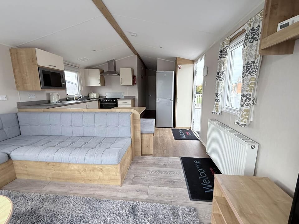 The open plan living, dining and cooking area offers you the chance to spend time with the family no matter the task. Enjoy board games at the table whilst dinner is cooking.