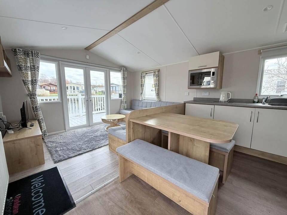 The open plan living, dining and cooking area offers you the chance to spend time with the family no matter the task. Enjoy board games at the table whilst dinner is cooking.