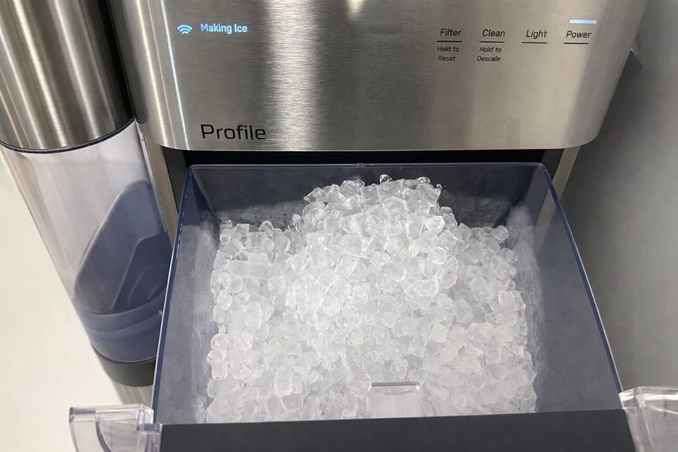 Premium nugget ice maker with soft, chewable ice—perfect for cocktails, iced coffee, and beach-day coolers.