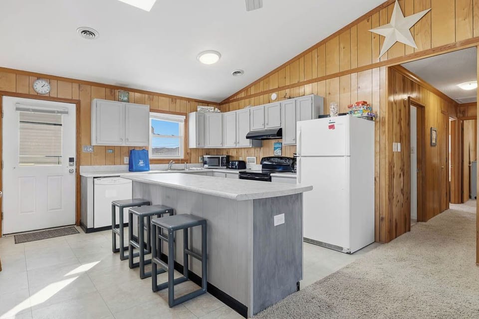 Top-Level Kitchen with Bar (seats 3)