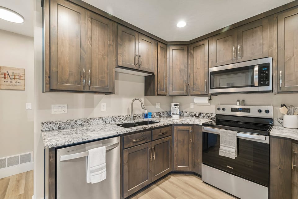 Victor Dreamweaver ~ fully stocked kitchen w/ dishwasher