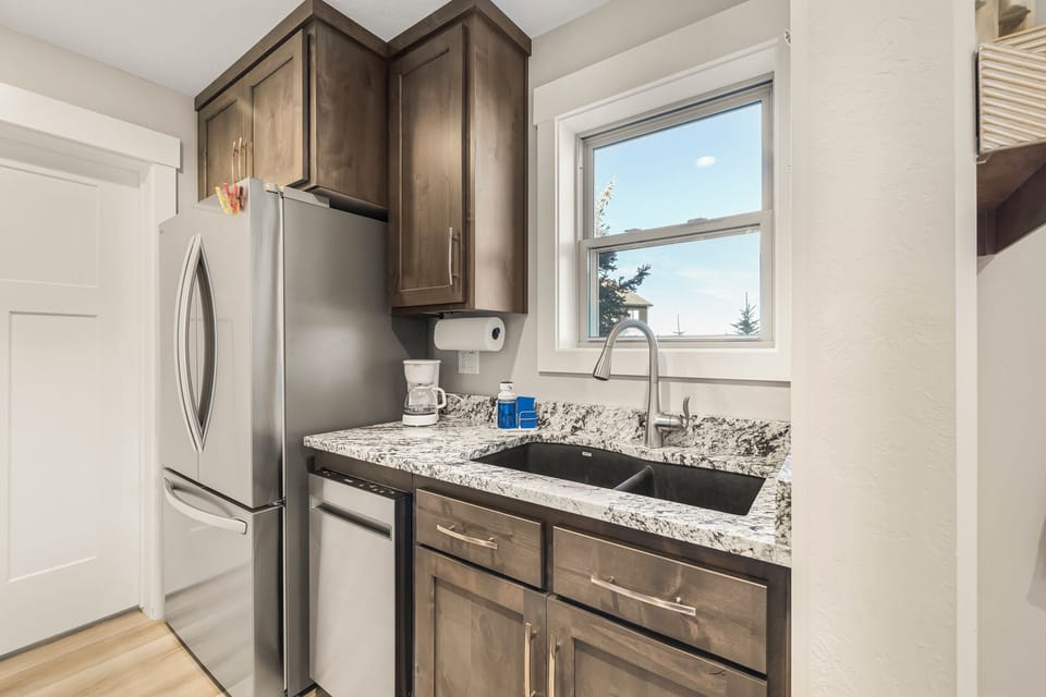 Victor Headwall ~ fully stocked kitchen w/ dishwasher