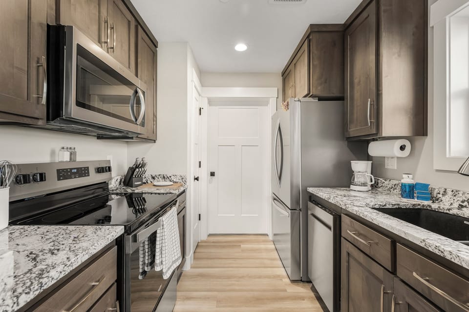 Victor Headwall ~ fully stocked kitchen w/ dishwasher