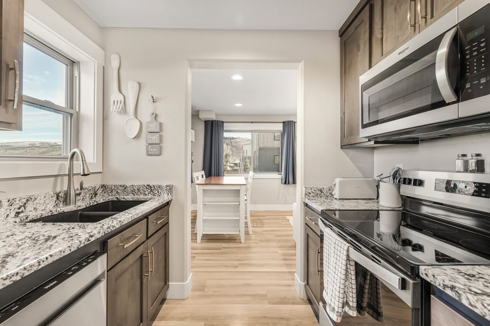 Victor Headwall ~ fully stocked kitchen w/ dishwasher