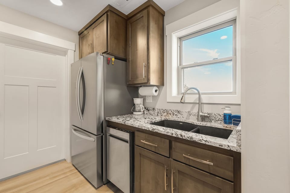 Victor Traverse ~ fully stocked kitchen w/ dishwasher