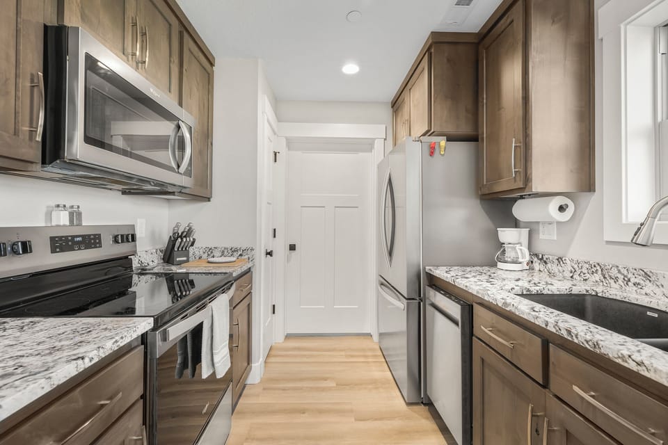 Victor Traverse ~ fully stocked kitchen w/ dishwasher