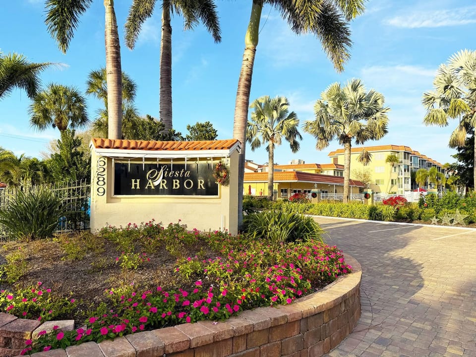 Siesta Harbor 2BR – 55+ Pool, Hot Tub & Beach (6343)