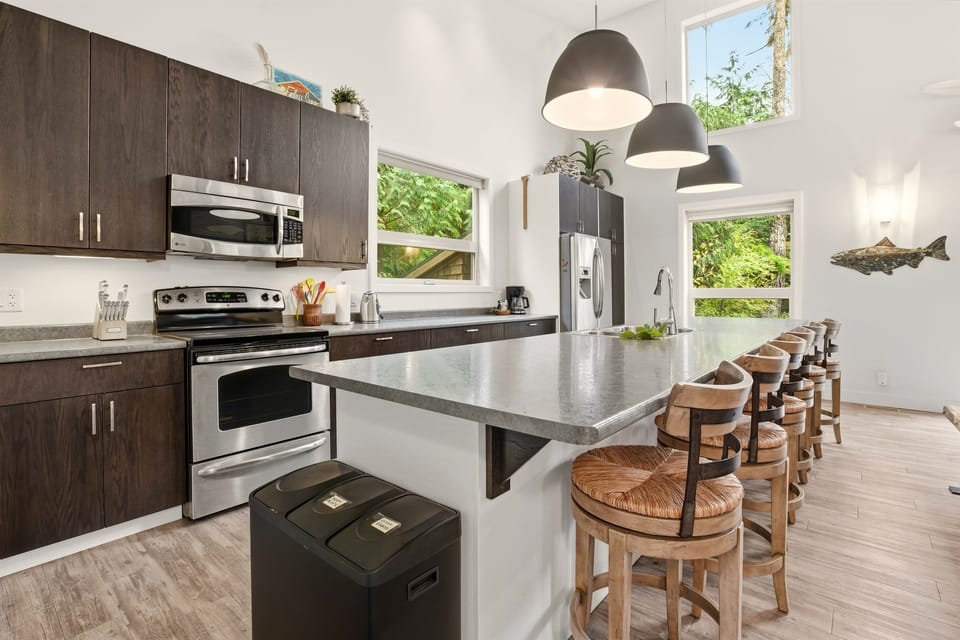 Beautiful new kitchen with high end appliances