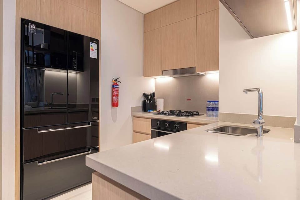 Clean and inviting kitchen equipped with a gas oven, stove, microwave, toaster, and utensils—ideal for short or long stays.