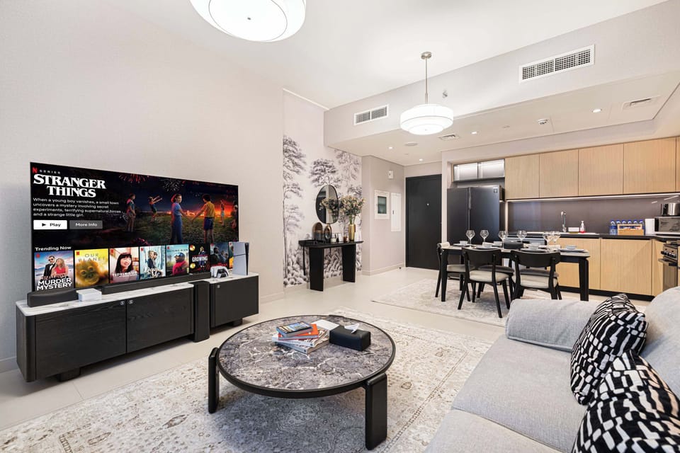 Spacious, modern living area with a complete kitchen and inviting dining space for effortless comfort