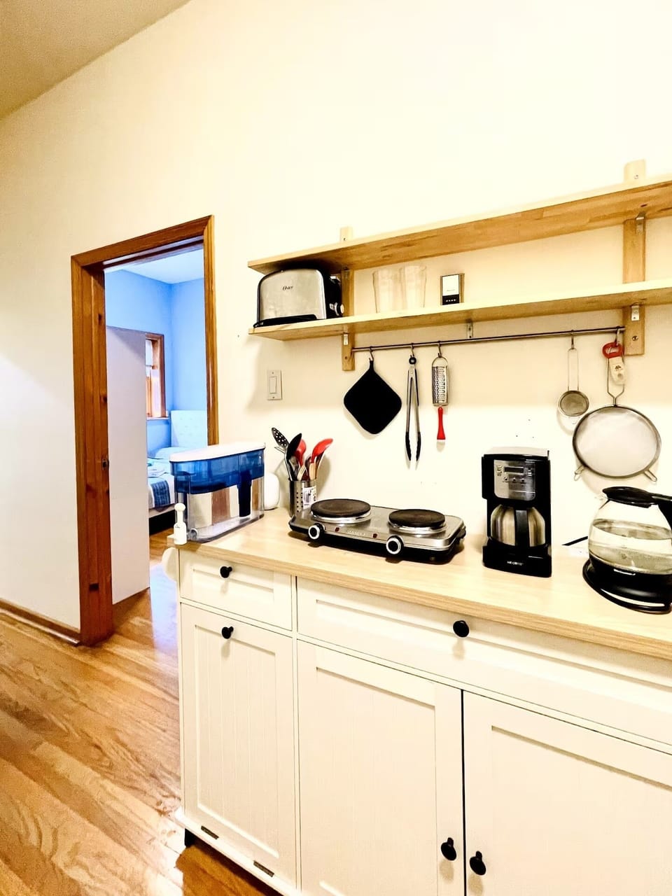 Kitchen also has: coffee maker, electric water boiler, and water filtration tank