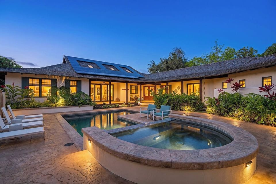 Kapiolani Ocean Villa: Courtyard with Pool & Spillover Hot Tub at Twilight