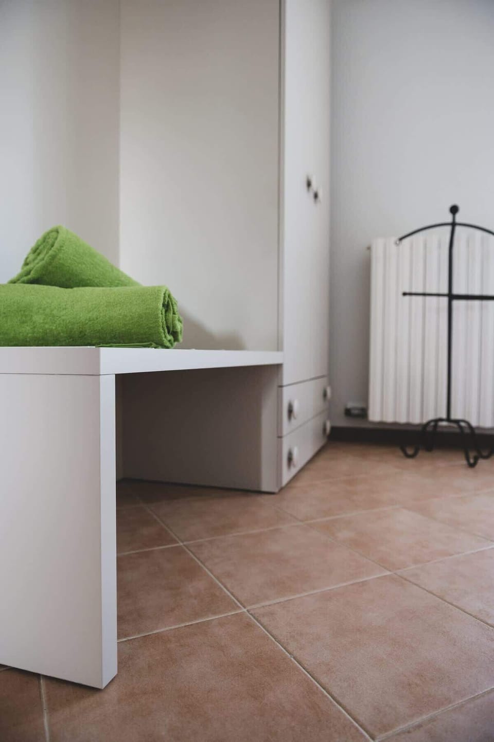 Camera da letto matrimoniale dotata di ogni comfort tra cui, Smart TV, Condizionatore Daikin, Materasso in Memory, armadio con cassettiera e portavaligie, fari per lettura e strip led per una atmosfera magica