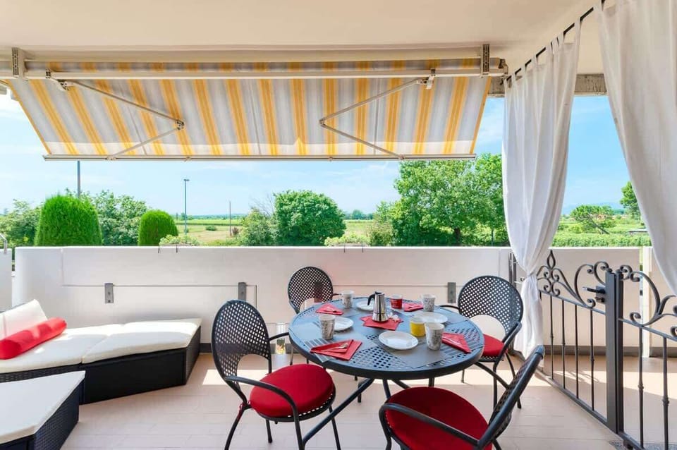 Fantastica terrazza privata affacciata direttamente sui vigneti di Lugana. Ideale per pranzare o cenare all'aperto o rilassarsi sulle chaise longue!