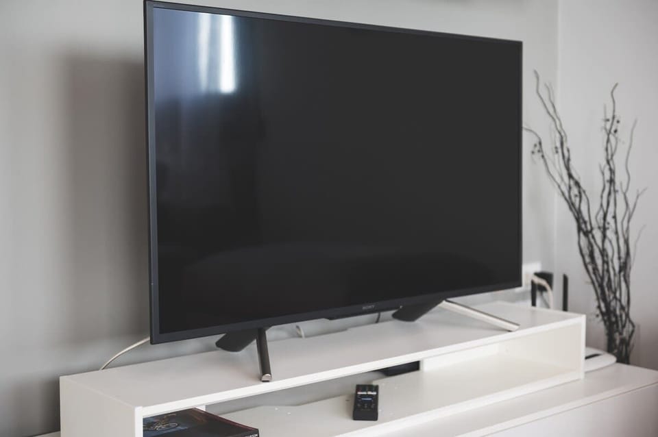 Area salotto con divano Poltrone&sofà, Pouff, Smart TV 43" e molto altro ancora