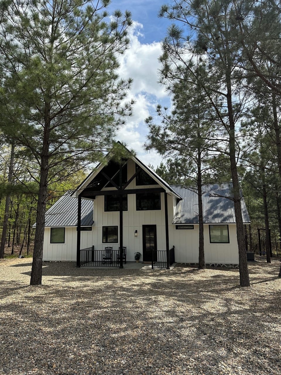 Front of cabin with driveway space to park