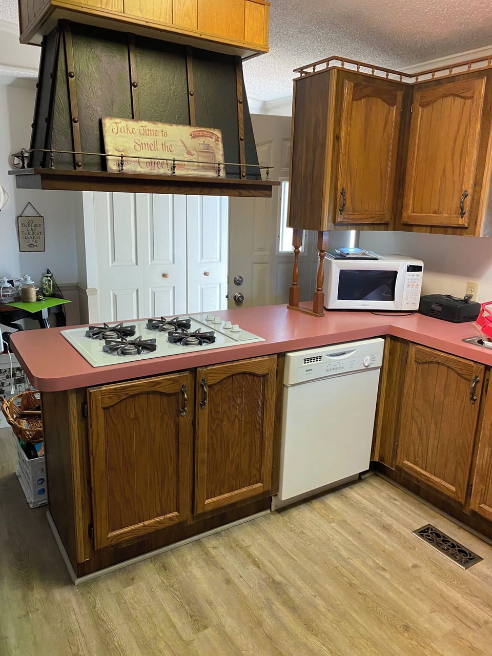 Brand new dishwasher installed after this photo was taken. 