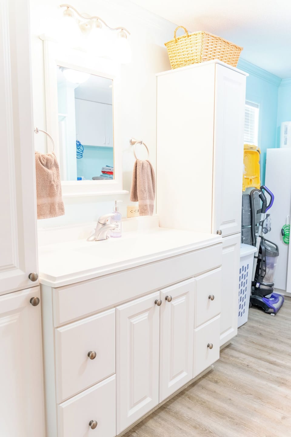 Primary bathroom
Shower
Washer/Dryer 