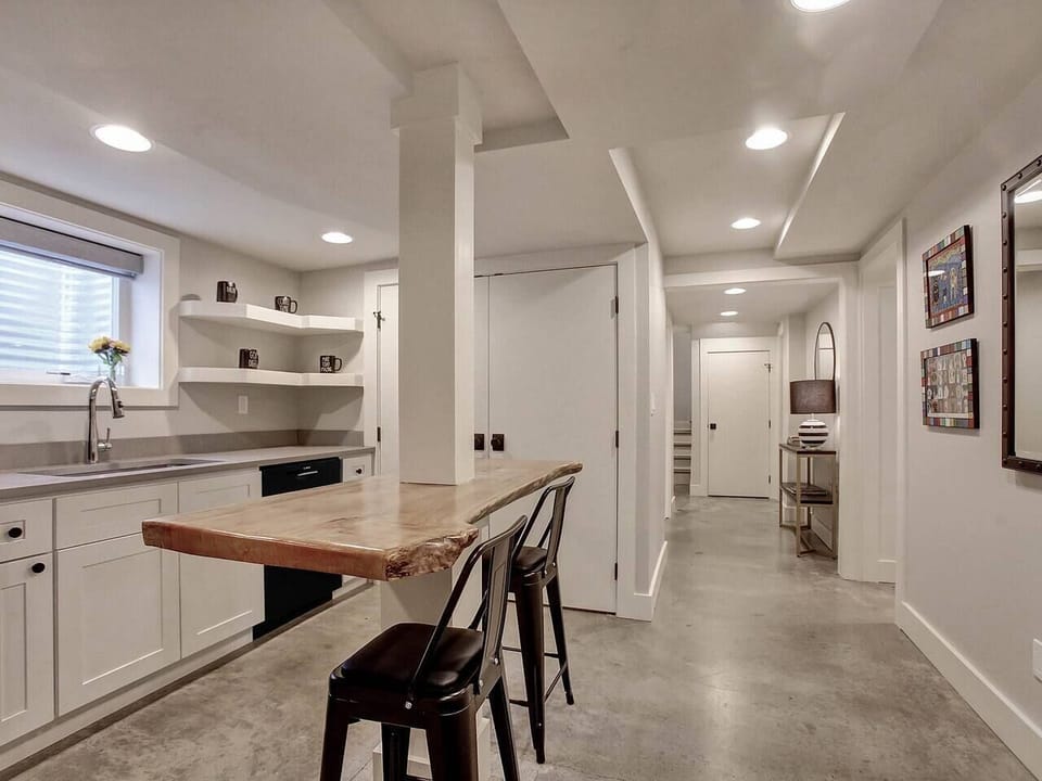 Dining area, seats 2.