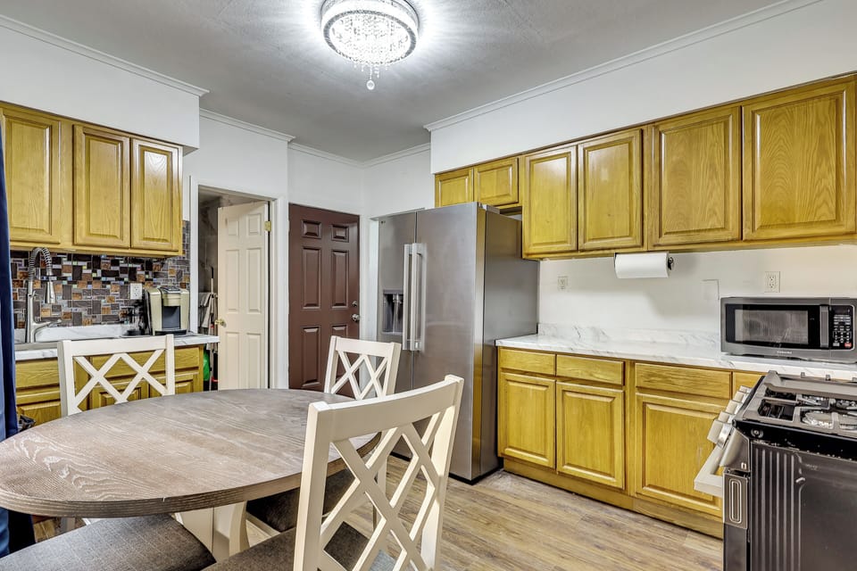 Full Kitchen | Dining Area