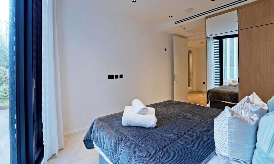 Elegant Bedroom Escape
