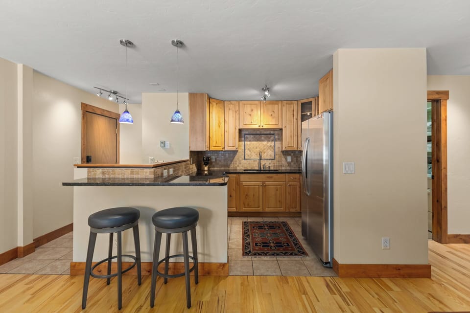 Kitchen | Breakfast Bar for 2