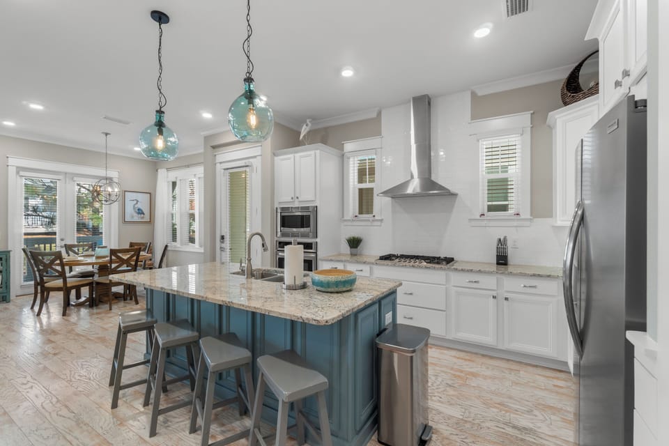 Full size equipped Gourmet Kitchen