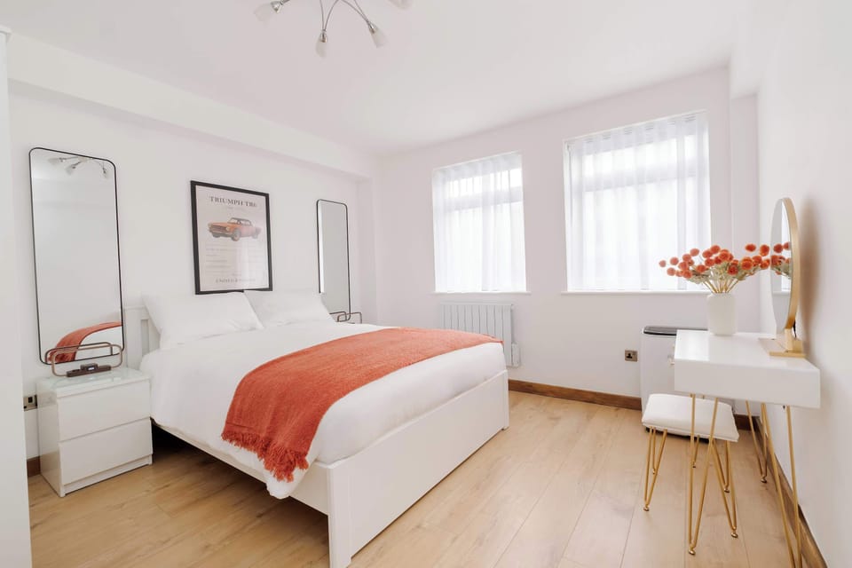 Bedroom 1 | A spacious ensuite retreat, featuring its own private bathroom, a luxurious king size bed, and a stylish dresser for added comfort and convenience, creating the perfect space to unwind after a day in London.