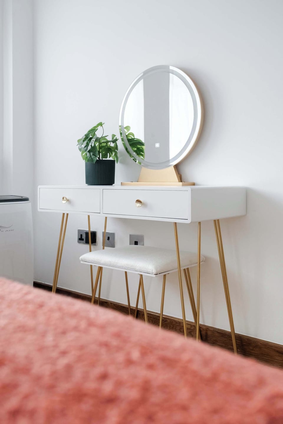 Bedroom 1 | A spacious ensuite retreat, featuring its own private bathroom, a luxurious king size bed, and a stylish dresser for added comfort and convenience, creating the perfect space to unwind after a day in London.